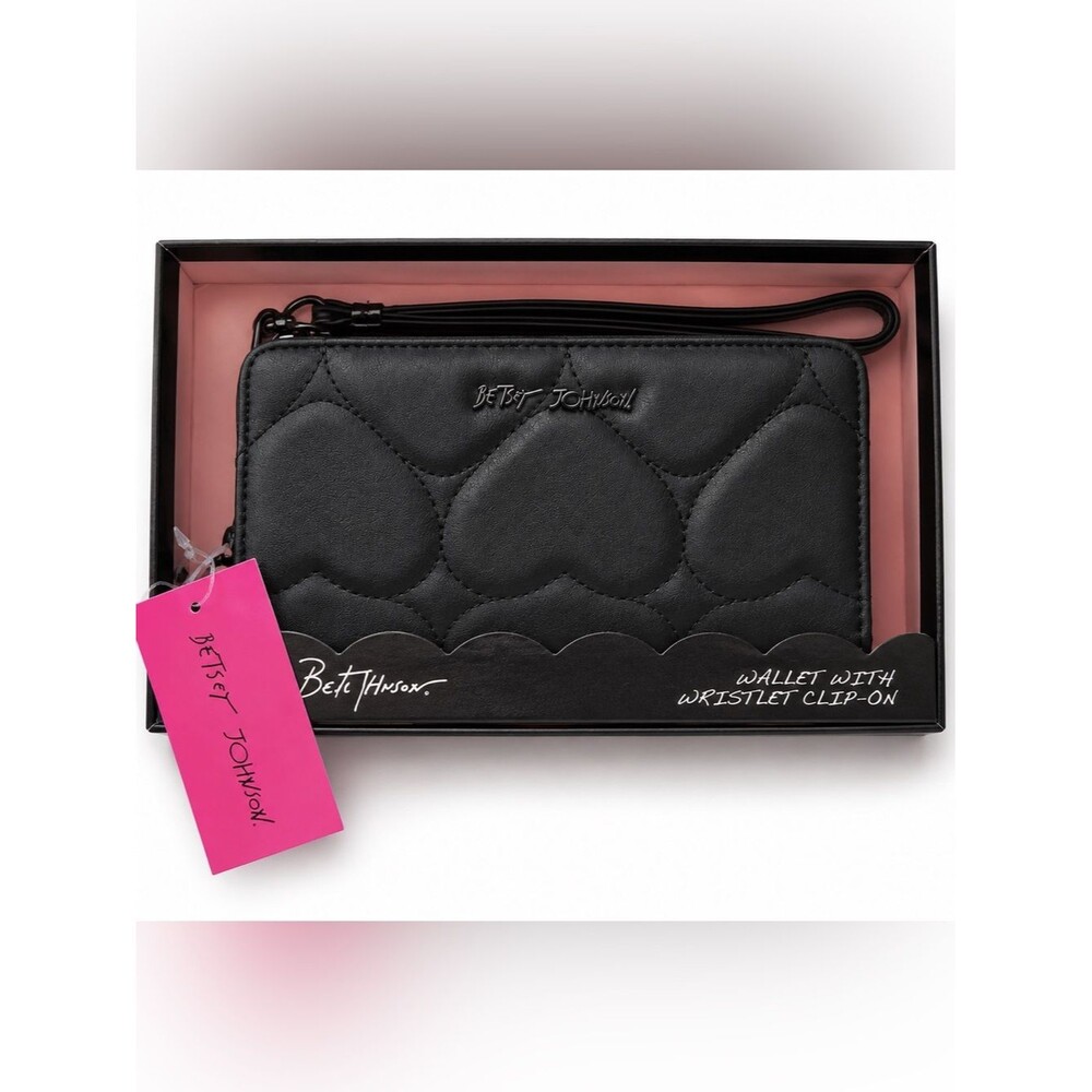 Betsey Johnson NWT Black Quilted Heart Wristlet Wallet Zip Around Clutch Boxed